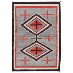Moderner Navajo-Teppich mit geometrischem Stammesdesign in Grau, Rot, Anthrazit und Elfenbein