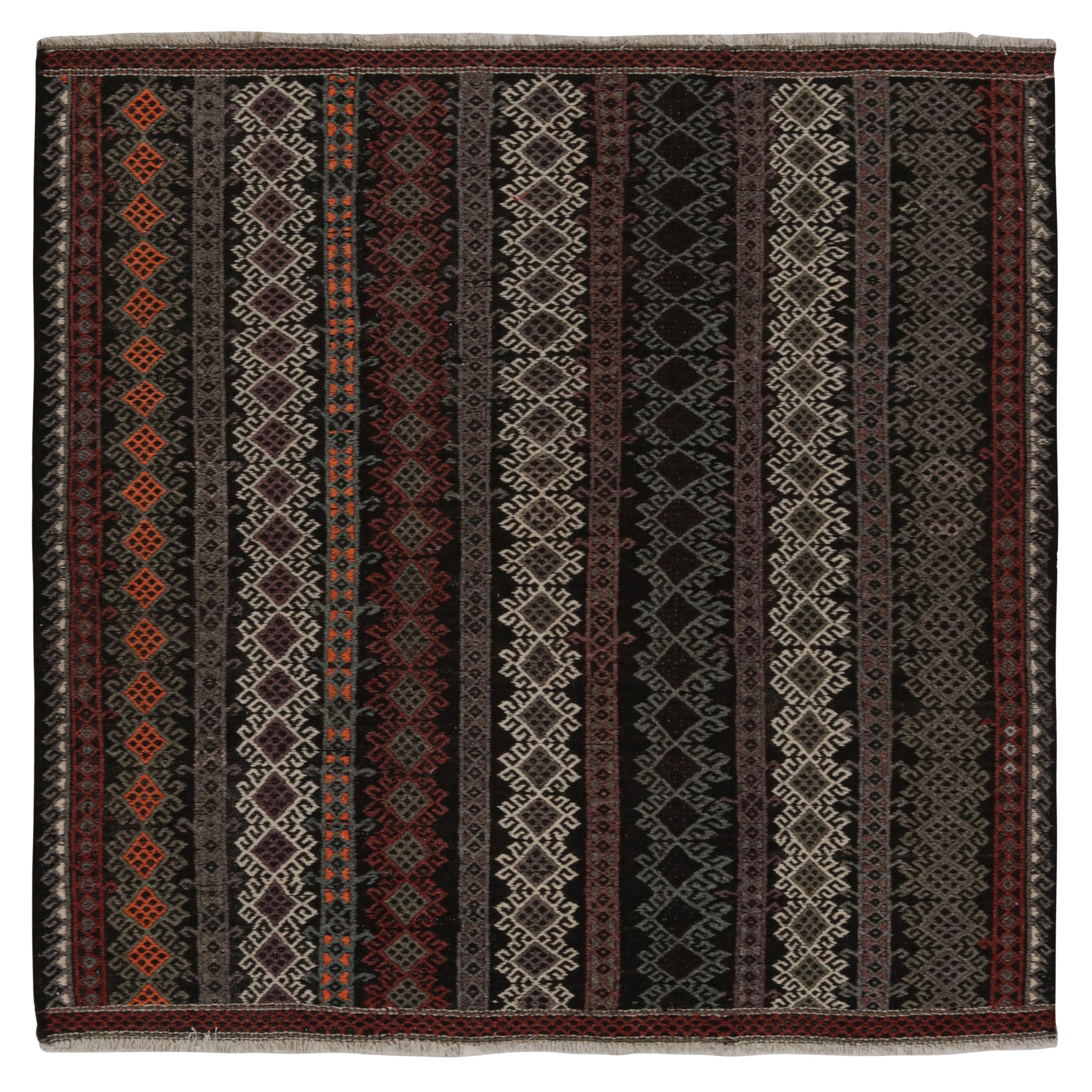 Quadratischer türkischer Vintage-Teppich mit geometrischen Mustern von Rug & Kilim im Angebot