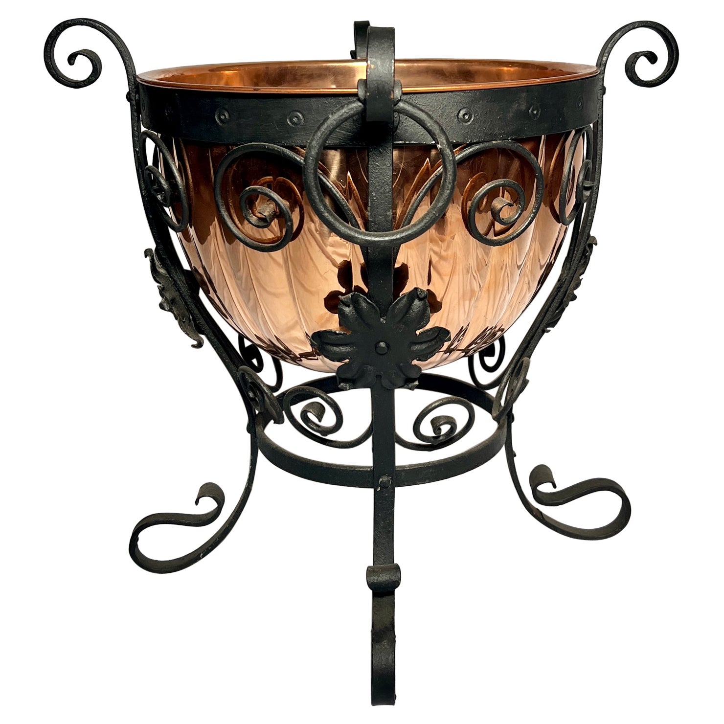 Ancien seau à charbon ou jardinière en cuivre anglais sur un stand en fer, Circa 1890.
