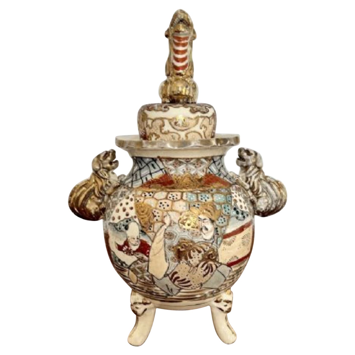 Vase et couvercle de Satsuma de qualité antique et inhabituelle