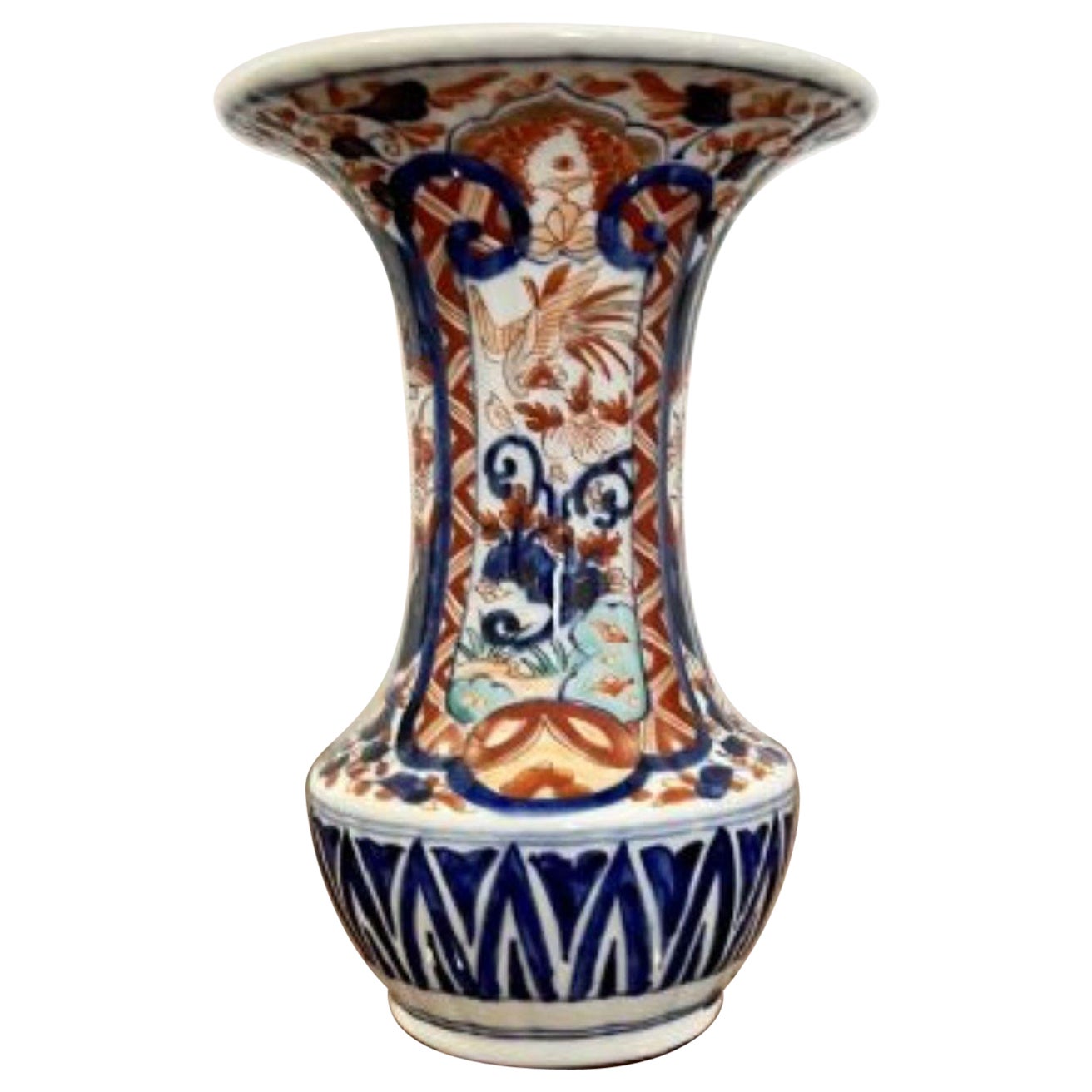 Quality antique Japanese Imari fluted shaped vase 