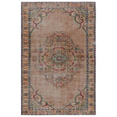 Vintage Zeki Müren Teppich im europäischen Stil, mit geometrischen Mustern von Rug & Kilim