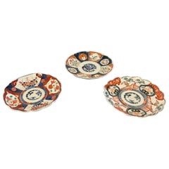 Trois assiettes Imari japonaises de qualité ancienne 