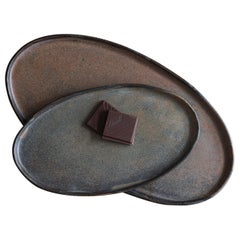 Ovale Servierplatte aus rostigem Steingut