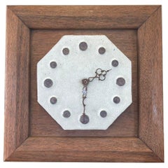 Horloge vintage avec visage en céramique et cadre en bois