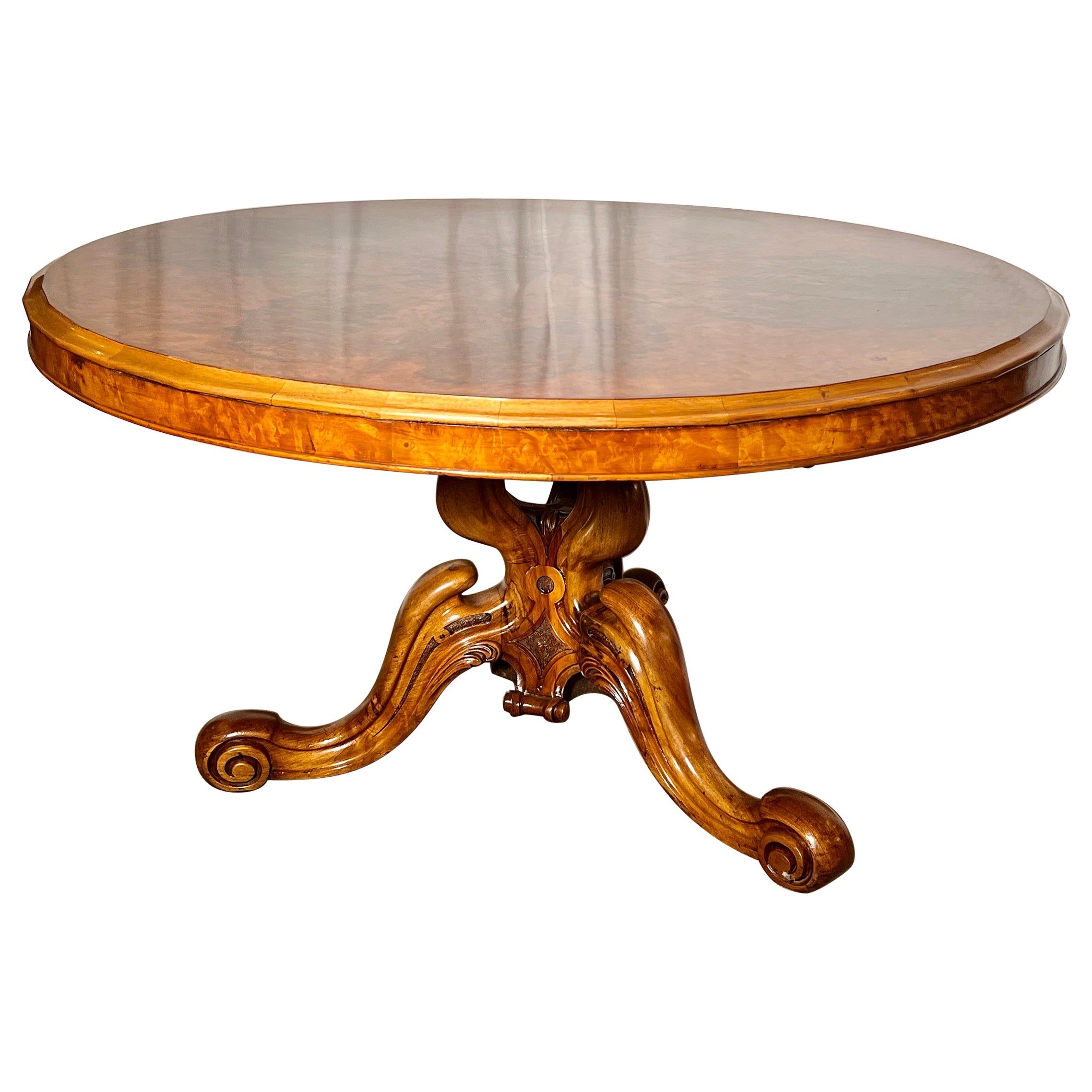 Ancienne table centrale anglaise en noyer ronce, Circa 1890.