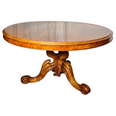 Ancienne table centrale anglaise en noyer ronce, Circa 1890.