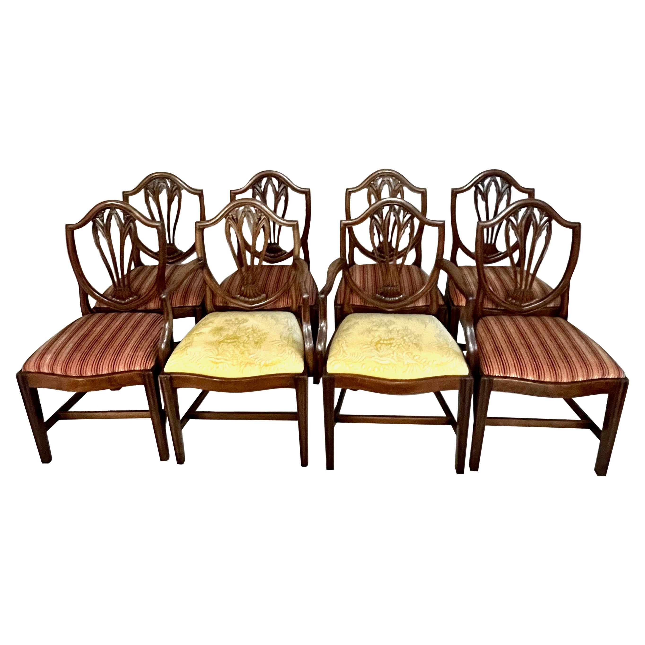 Il s'agit d'un superbe ensemble de chaises de salle à manger George III assemblées d'après un modèle de George Hepplewhite. Les deux fauteuils et les quatre chaises latérales datent de la fin du XVIIIe siècle. Deux des chaises latérales sont plus