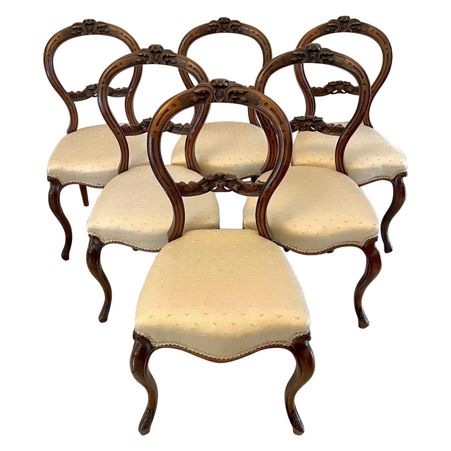 Ensemble de 6 chaises de salle à manger anciennes en noyer sculpté de qualité victorienne  en vente