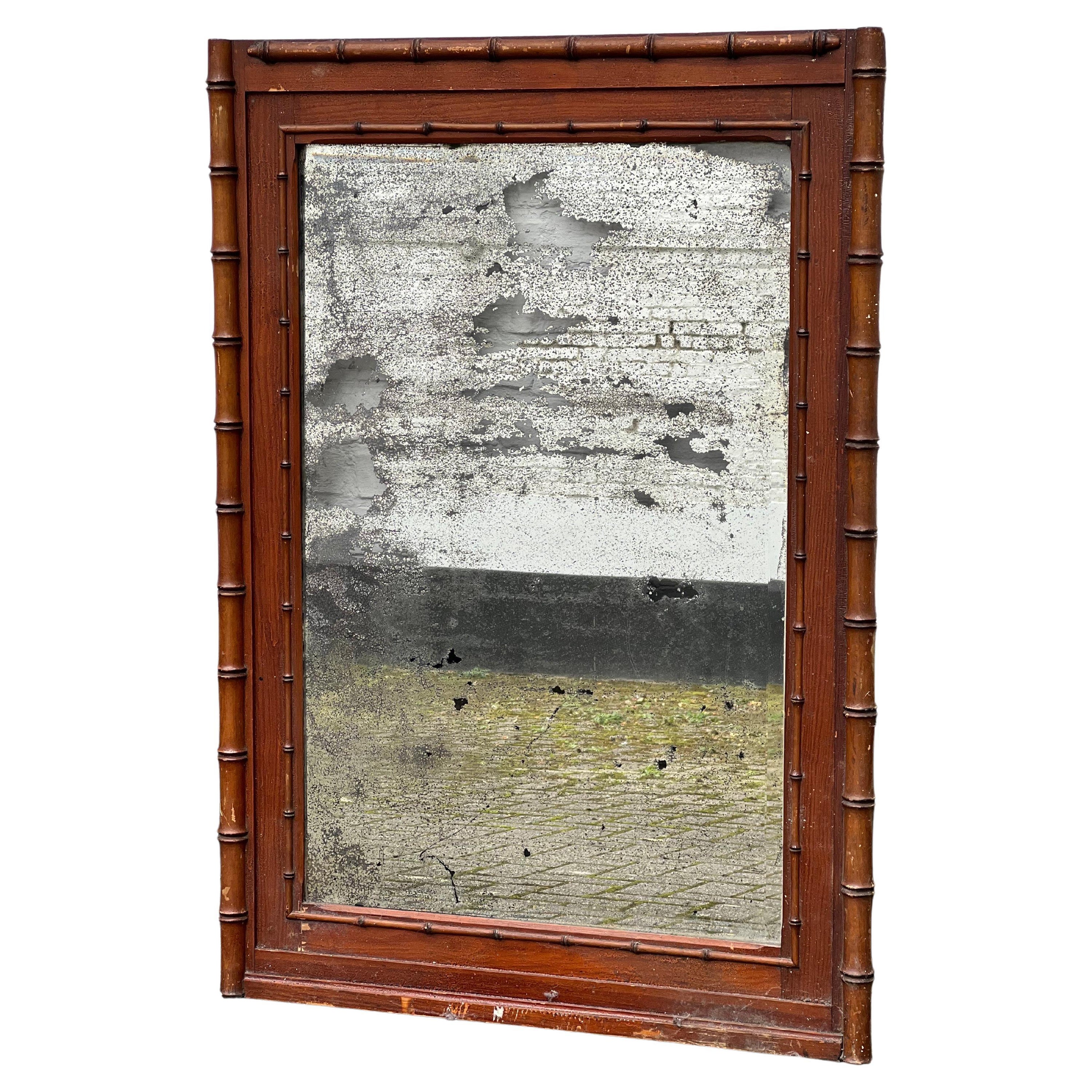 Charmant miroir en faux bambou des années 1880, très patiné. en vente