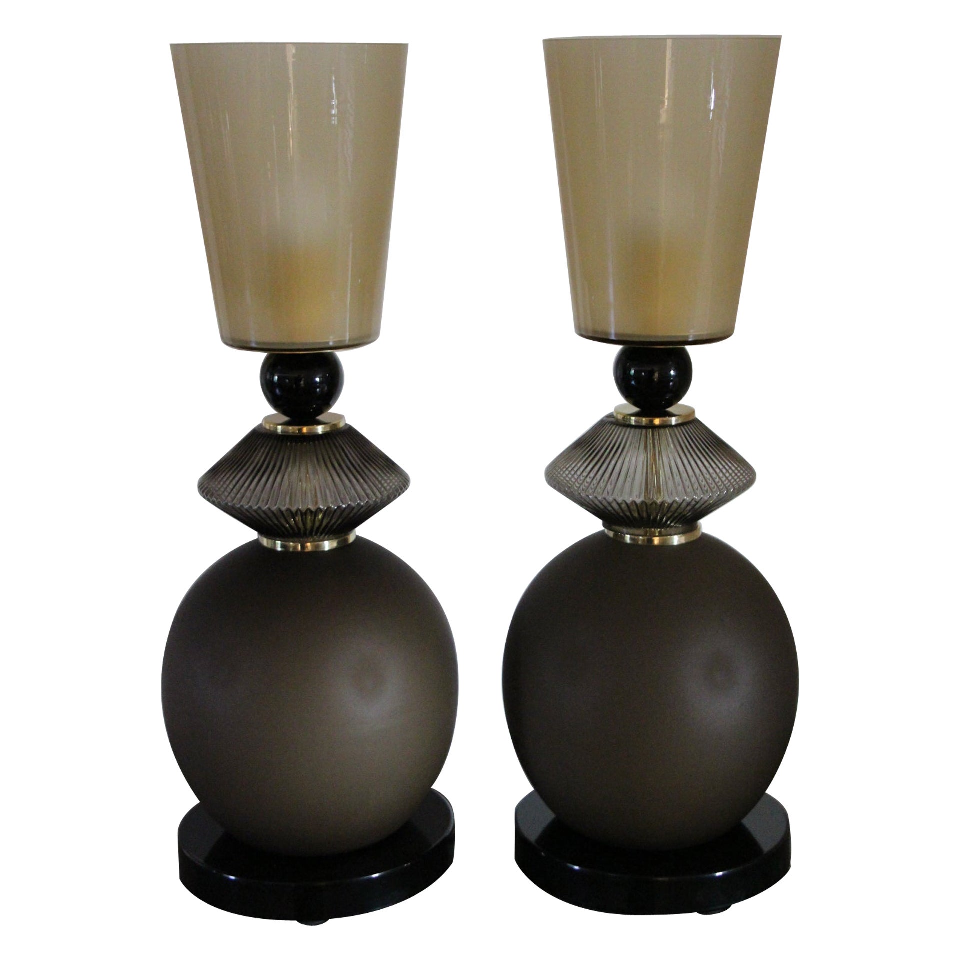Paar rauchbraune und beige Murano Glas Tischlampen im Angebot