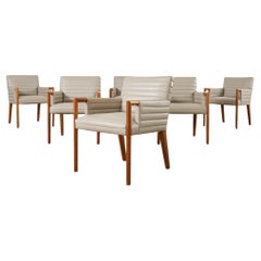 Juego de seis sillas de comedor de nogal y cuero acolchado