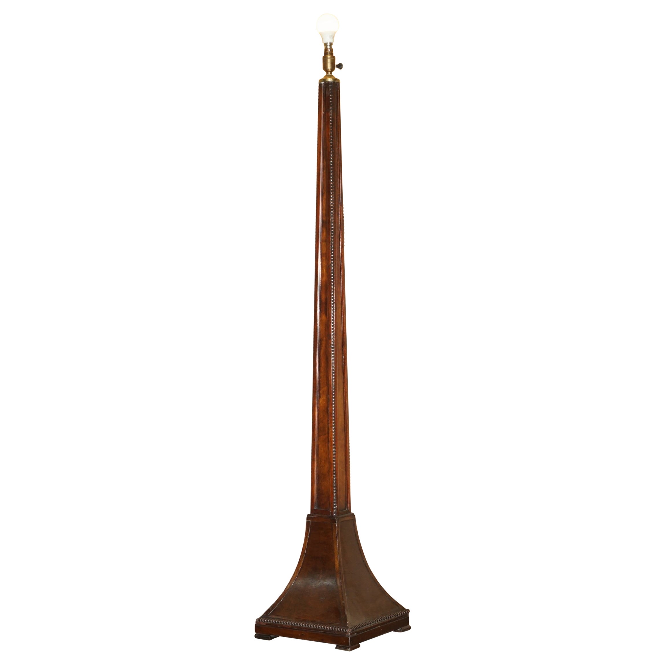 Lampada da terra in quercia di tipo antico scozzese BOBBIN OAK, restaurata e intagliata.