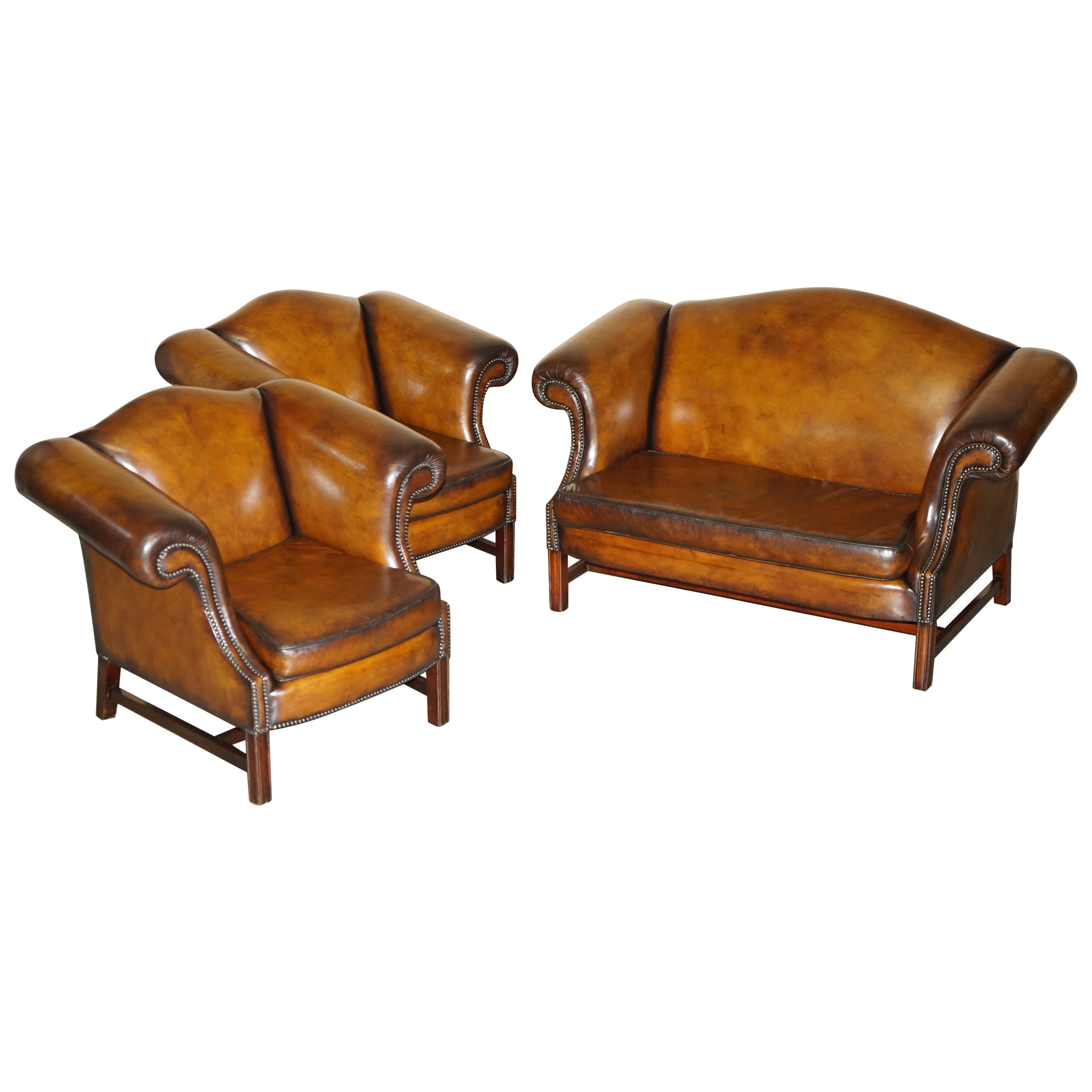 FINE ANTiQUE REGENCY HUMPBACK STYLE RESTORED BROWN LEATHER SOFA ARMCHAIR SUITE