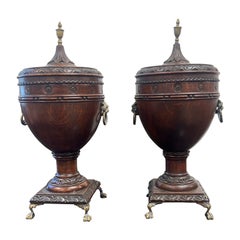 Paire d'urnes en chêne à couvercle monté sur un lion en laiton de style Régence du 19e siècle