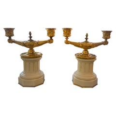 Paire de candélabres Grand Tour du 19ème siècle en bronze doré et marbre blanc