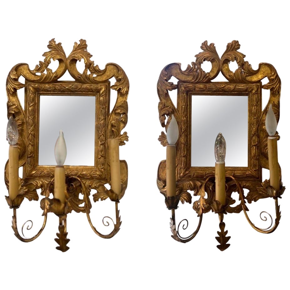 Paire de miroirs d'applique à 3 lumières en bois doré et en tôle d'Italie