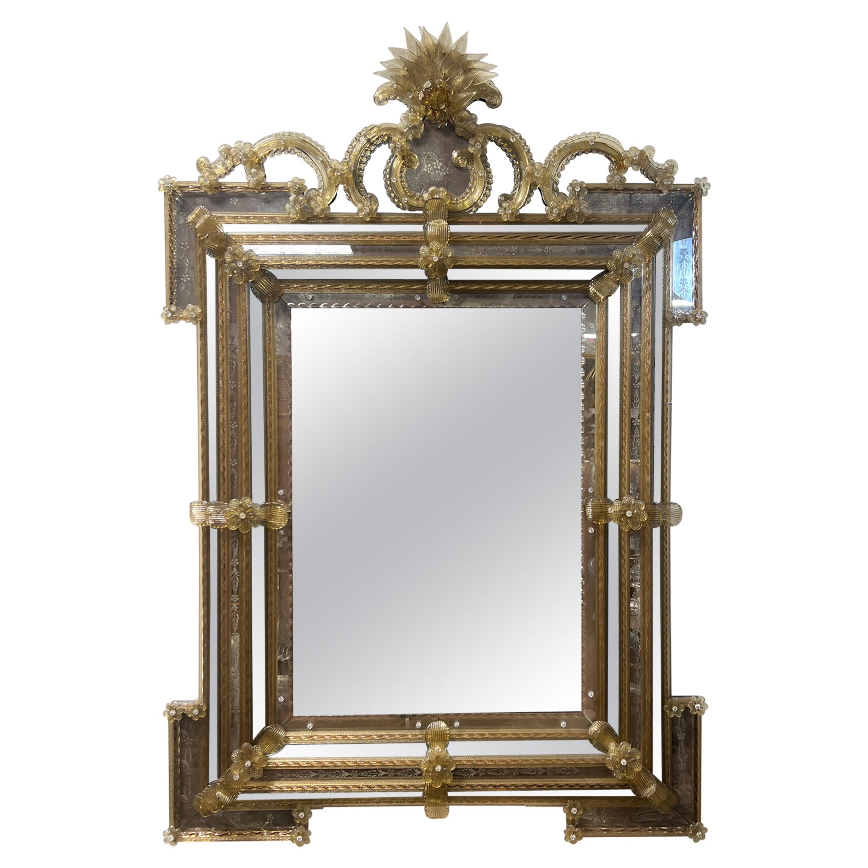 Miroir vénitien orné et monumental de Murano moucheté d'or avec verre gravé