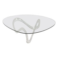 Mesa baja escultural de lucita