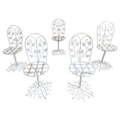 Ensemble de cinq chaises de jardin sculpturales en fer forgé  1950s
