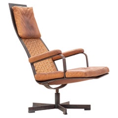 Fauteuil pivotant en bronze et cuir des années 1970  