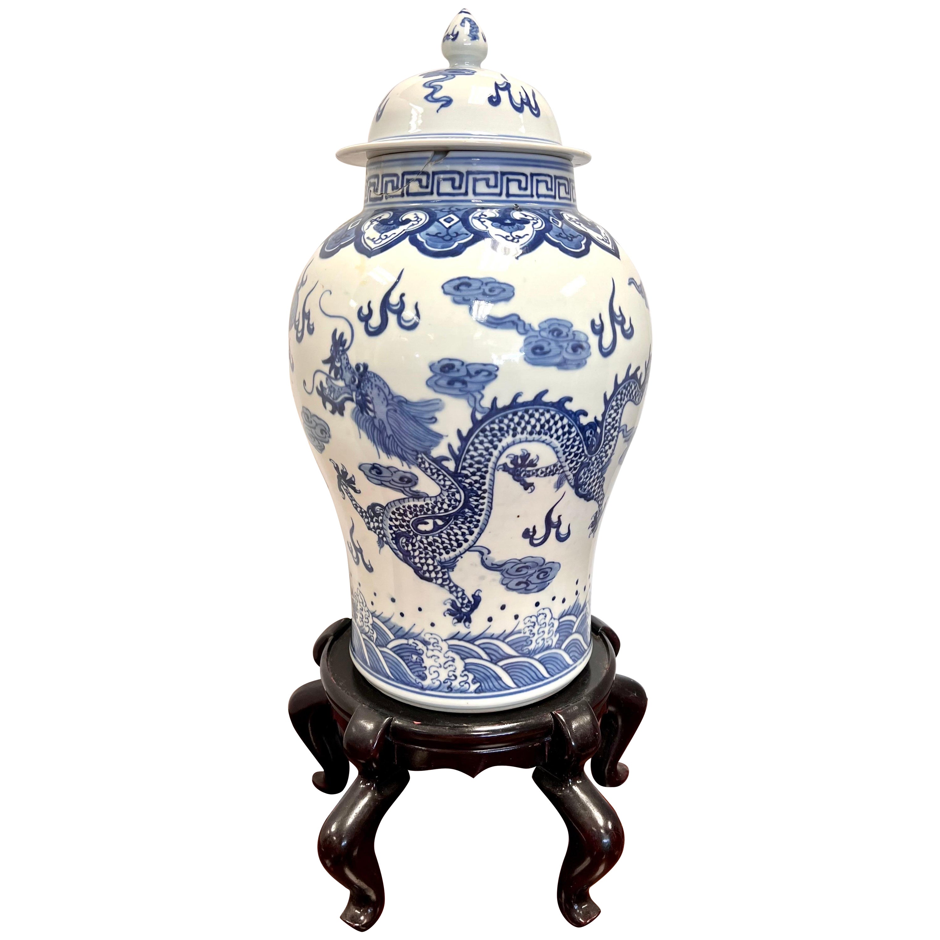 Grande urne à gingembre chinoiseries bleue et blanche avec dragon en vente