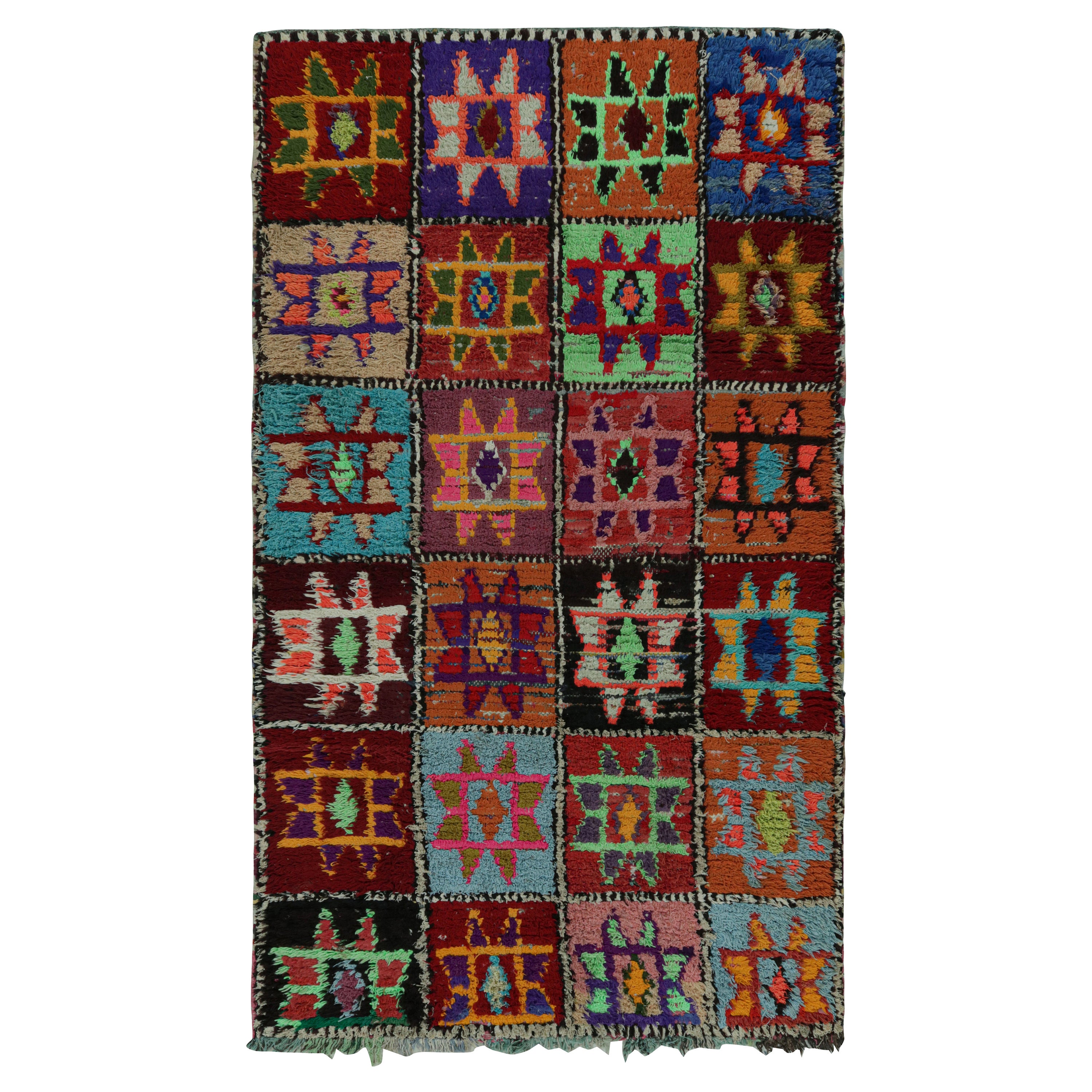 Tapis marocain Azilal vintage avec motifs géométriques polychromes par Rug & Kilim