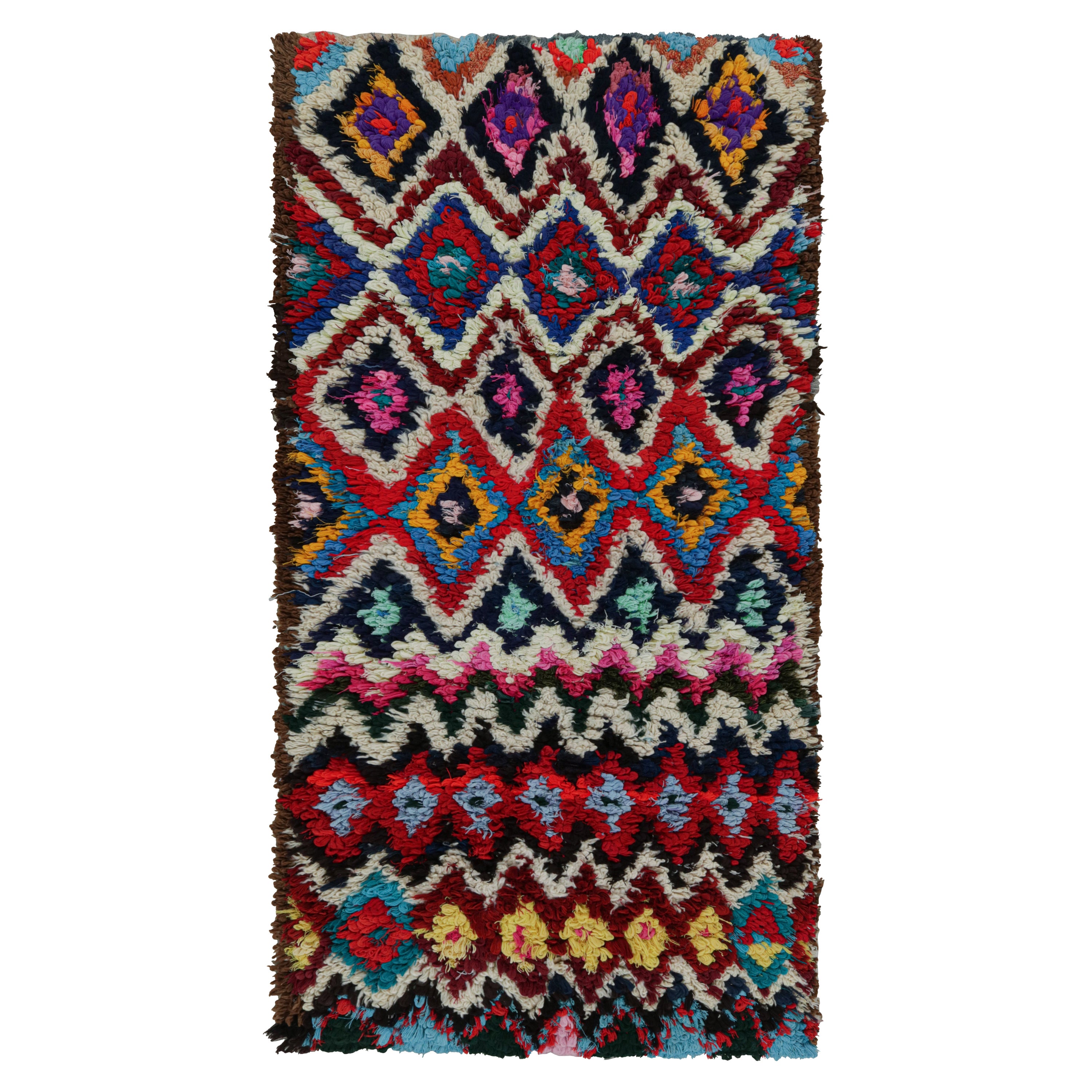 Tapis de course de style marocain Azilal des années 1950 avec motifs par Rug & Kilim