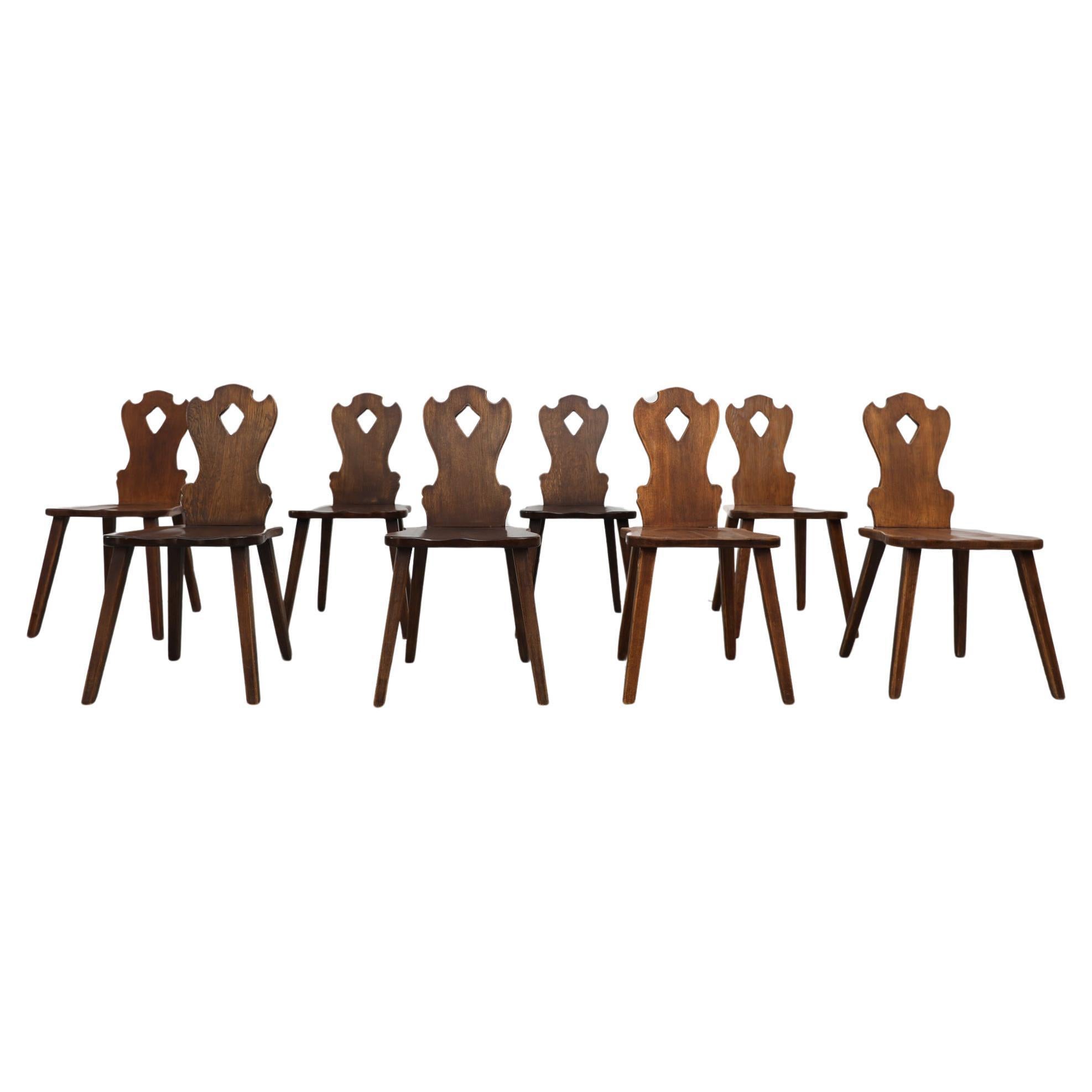 Ensemble de 8 chaises en chêne foncé sculpté organique de style Tyroléen brutaliste du milieu du siècle dernier en vente
