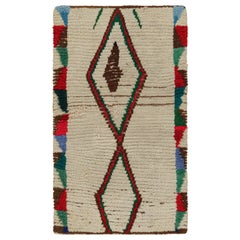 1950er Azilal Marokkanischer Teppich in Beige mit rot-grünen Mustern von Rug & Kilim