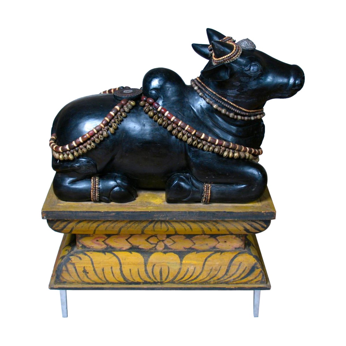 Sculpture en Wood Wood de la divinité hindoue Nandi avec Pedestal, Circa 1920