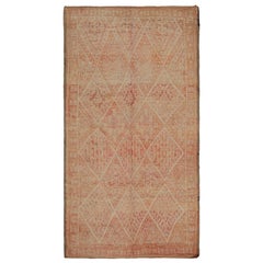 Marokkanischer Azilal-Teppich im Vintage-Stil mit roten, orangefarbenen und weißen Mustern von Rug & Kilim