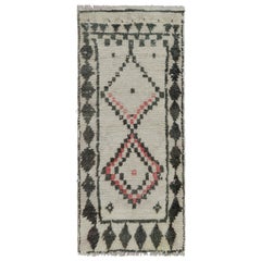 Marokkanischer Azilal-Teppich aus den 1950er Jahren in Weiß mit rot-schwarzen Mustern von Rug & Kilim