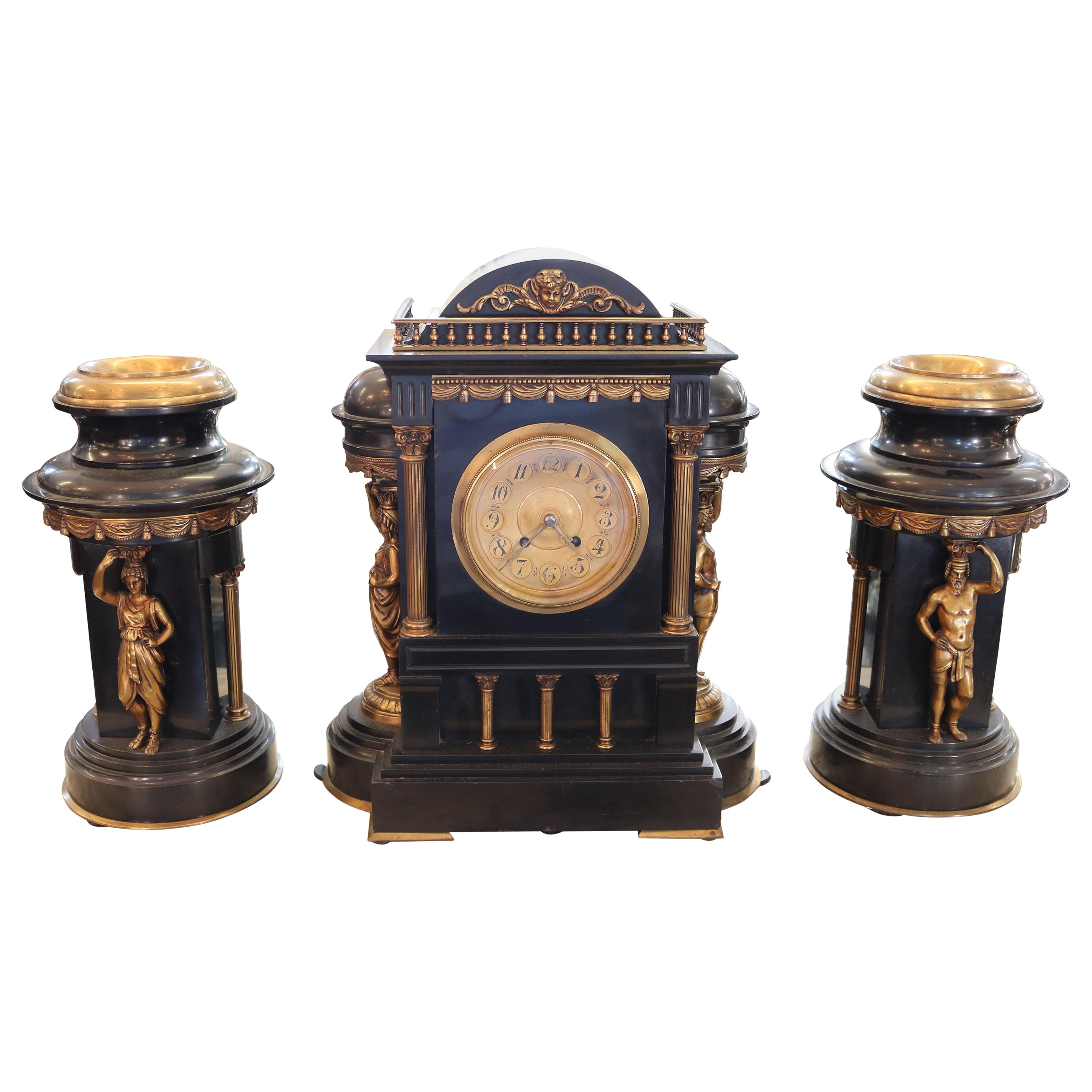 19. Jahrhundert Schiefer Neo Classical Garnitur Uhrensatz  Abmessungen: Uhr - 17" 