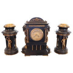 Ensemble de pendules à garniture néoclassique en ardoise du 19e siècle  Dimensions : Horloge - 17" 