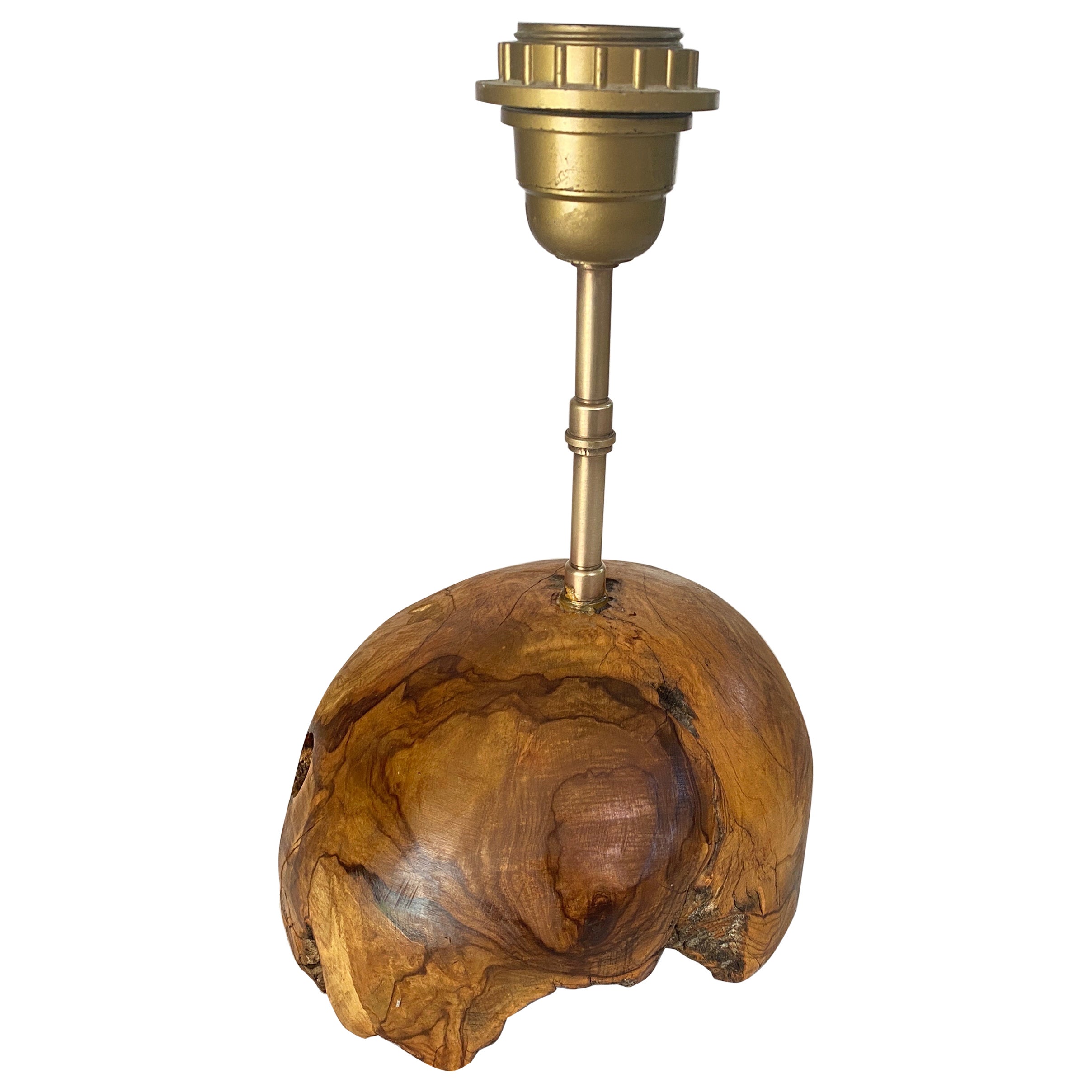 Skulpturale Tischlampe, geschnitzt  in einer Olive  Holzblock Frankreich 1950 (Handgeschnitzt) im Angebot