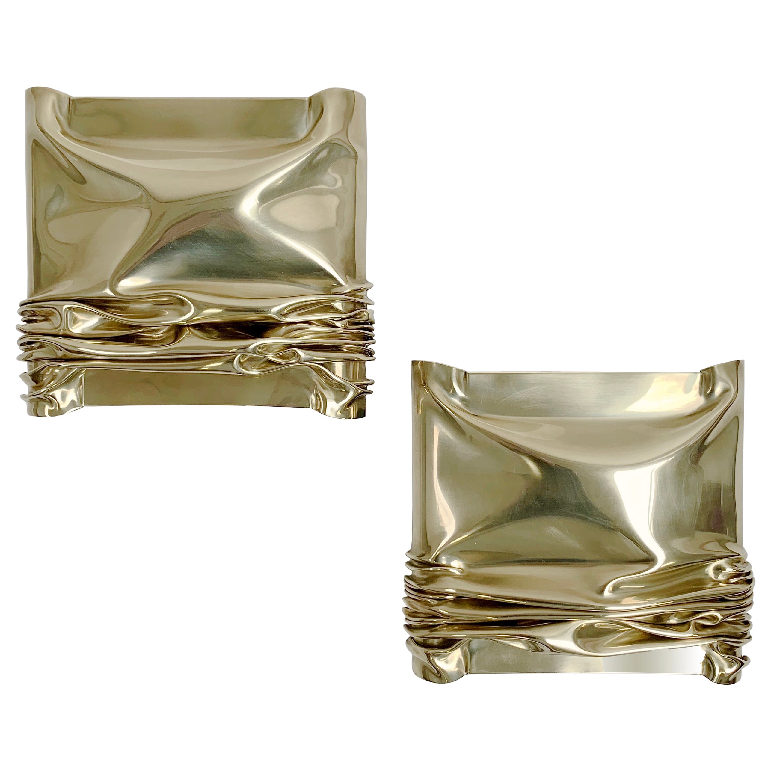 Nice Jacques Moniquet pair of brass wall sconces.
Model M8 edited in small edition by Chéret AAM Paris, circa 1975, France.
Compressed polished brass, black perspex, each piece produced by Moniquet is unique.
Original wall mounting plates included.