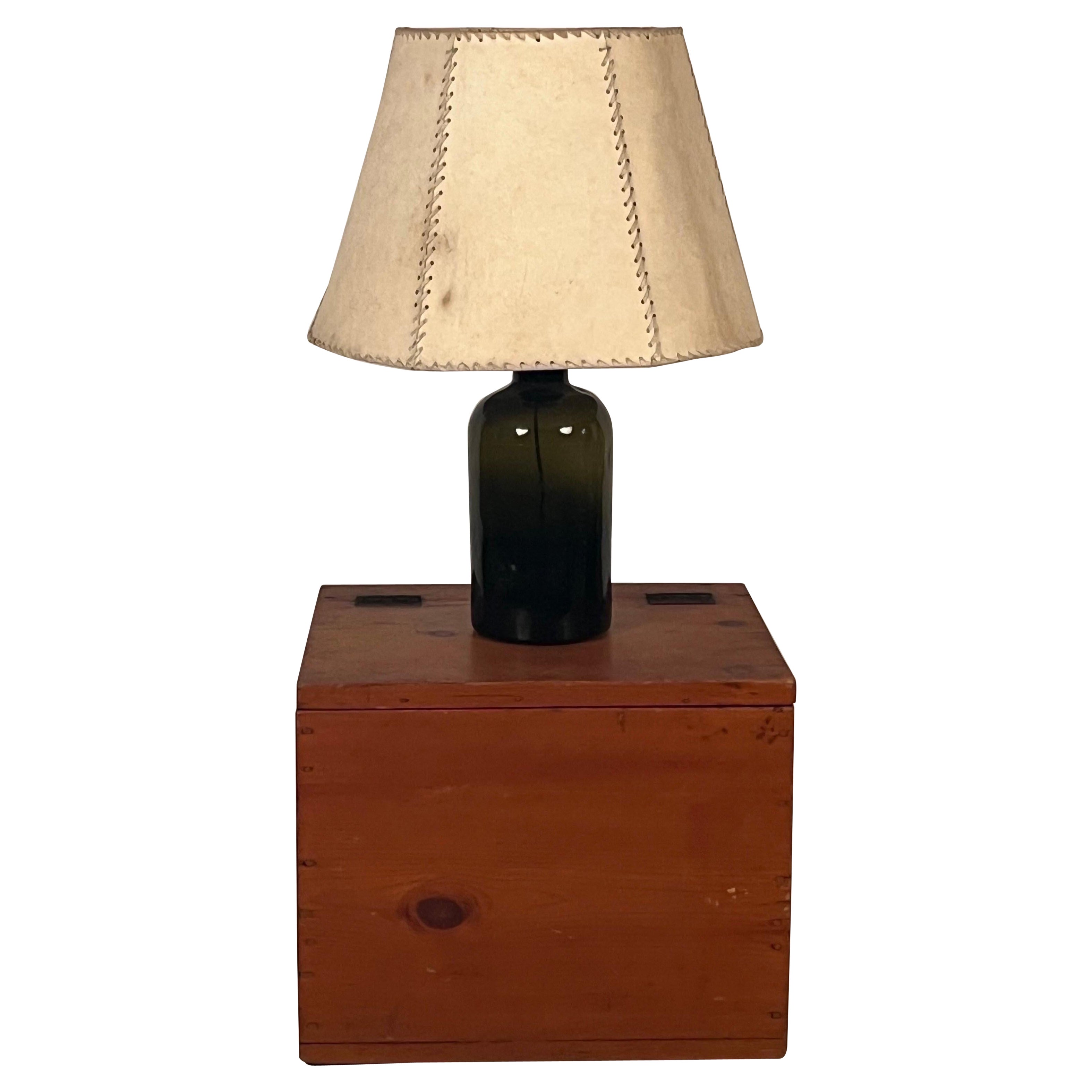 Lampe aus Glasflasche und Pergamentschirm mit Kiefernholzschachtel im Stil von Luis Barragan im Angebot