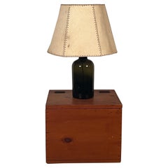 Lampe en verre bouteille et abat-jour en parchemin avec boîte en pin dans le style de Luis Barragan