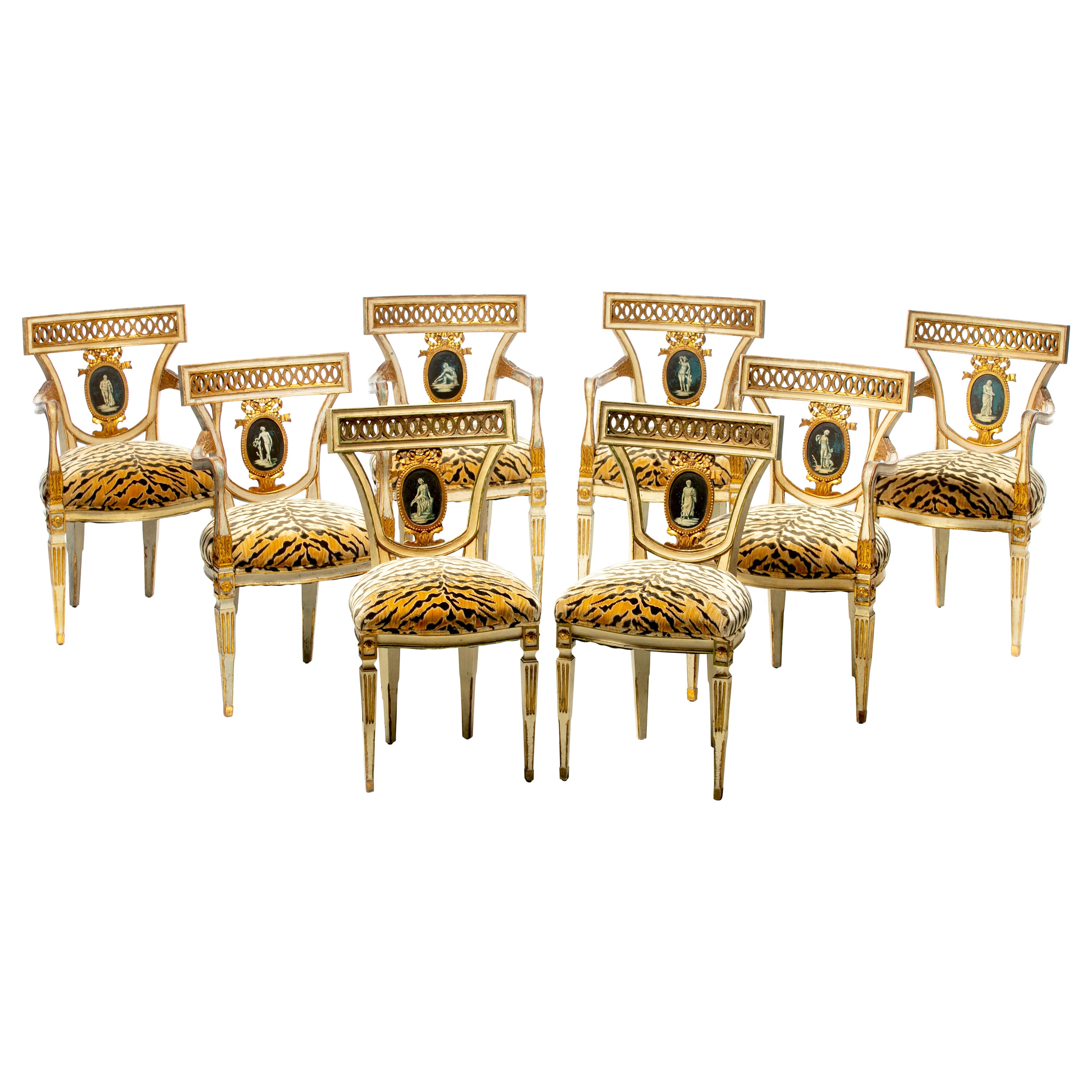 Satz von 8 italienischen neoklassischen Esszimmerstühlen mit gemalten Wandbildern und Tigersamt im Angebot