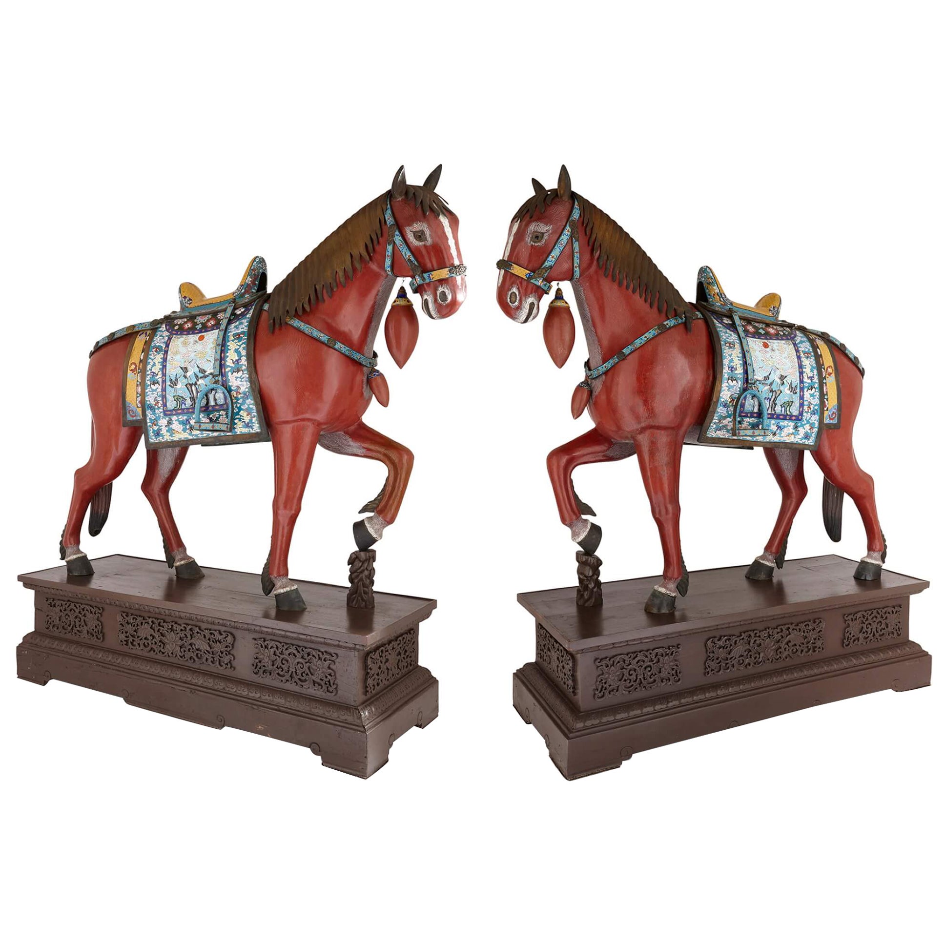 Grande paire de sculptures chinoises en émail cloisonné représentant des chevaux