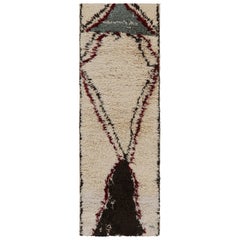 Alfombra marroquí Azilal de los años 50 en beige con motivos grises y marrones by Rug & Kilim