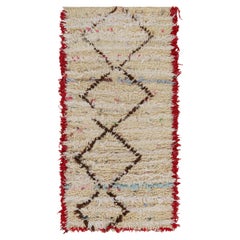 Marokkanischer Azilal-Teppich aus den 1950er Jahren in Beige mit rotbraunen Mustern von Rug & Kilim