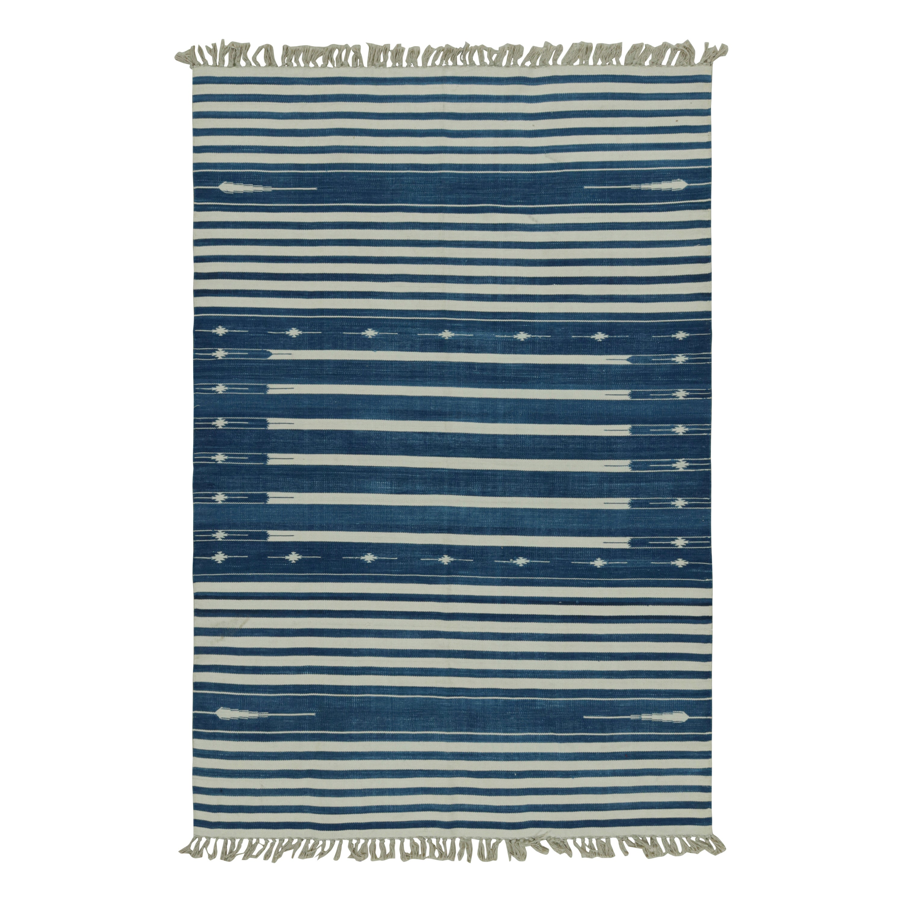 Alfombra contemporánea Dhurrie de Rug & Kilim con rayas blancas y azules