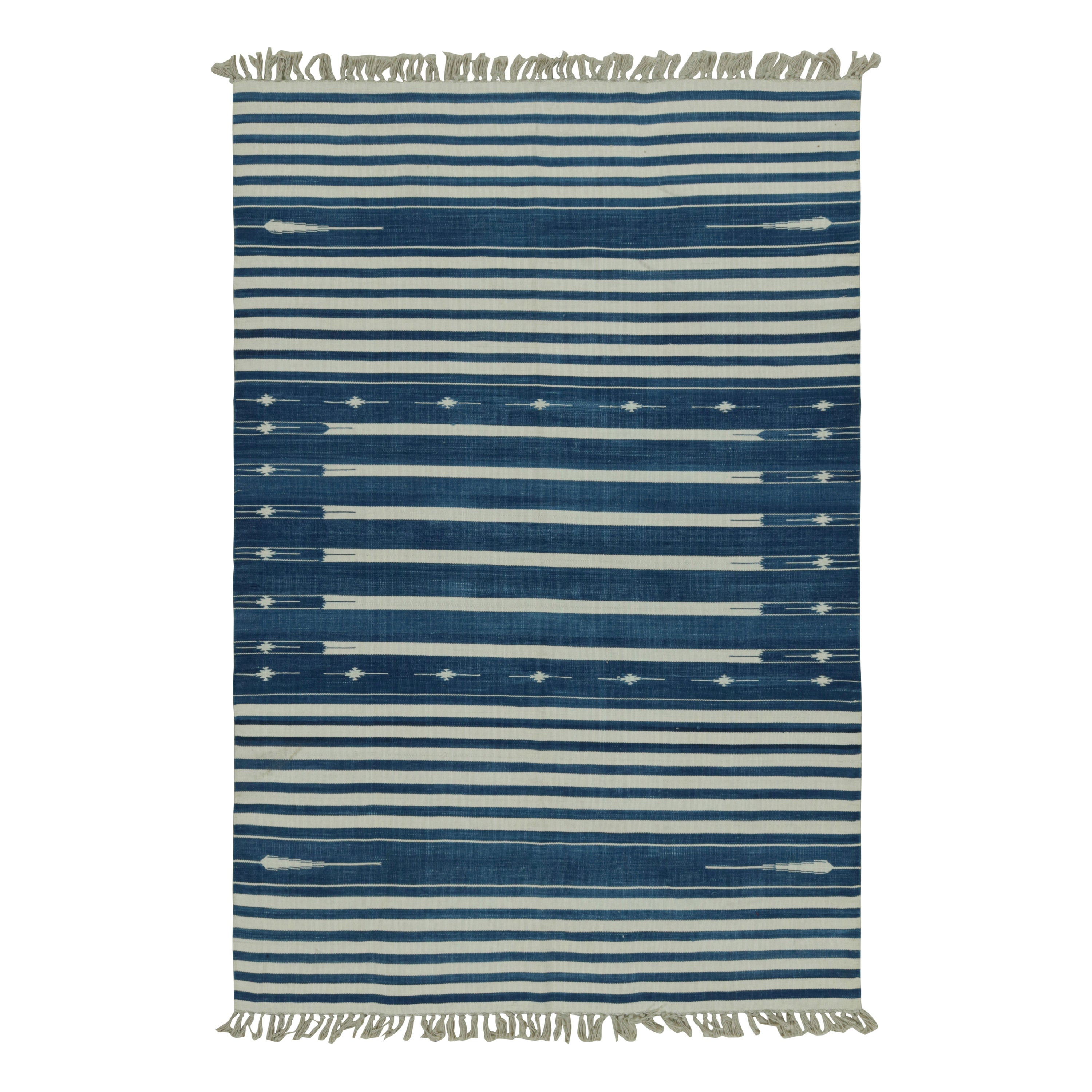 Rug & Kilim's Contemporary Dhurrie-Teppich mit weißen und blauen Streifen