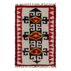 Tapis marocain Azilal des années 1950 à motifs tribaux rouges, blancs et noirs par Rug & Kilim