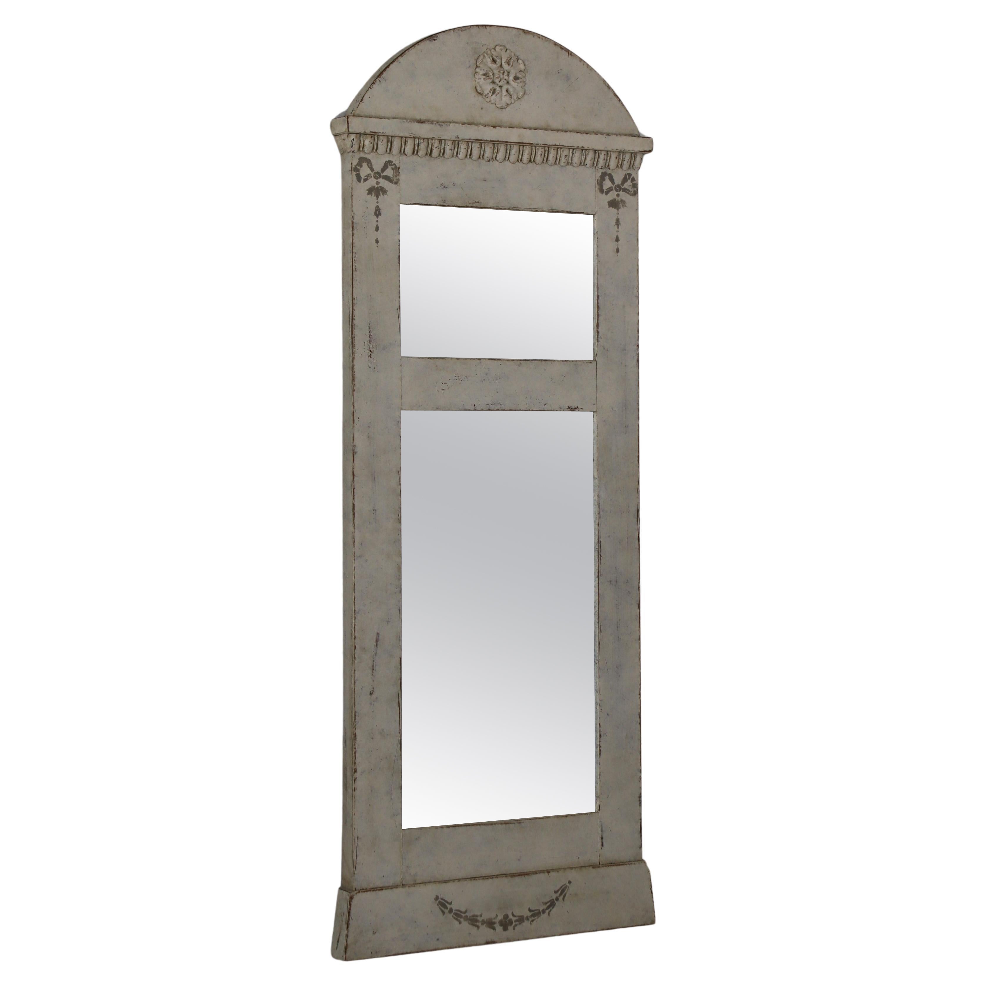 Swedish 1880s Gray Painted Wall Mirror with Carved Rosettes and Ribbons For Sale