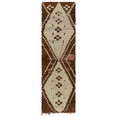 Tapis de course marocain Azilal des années 1950 à motifs tribaux beige-brun par Rug & Kilim