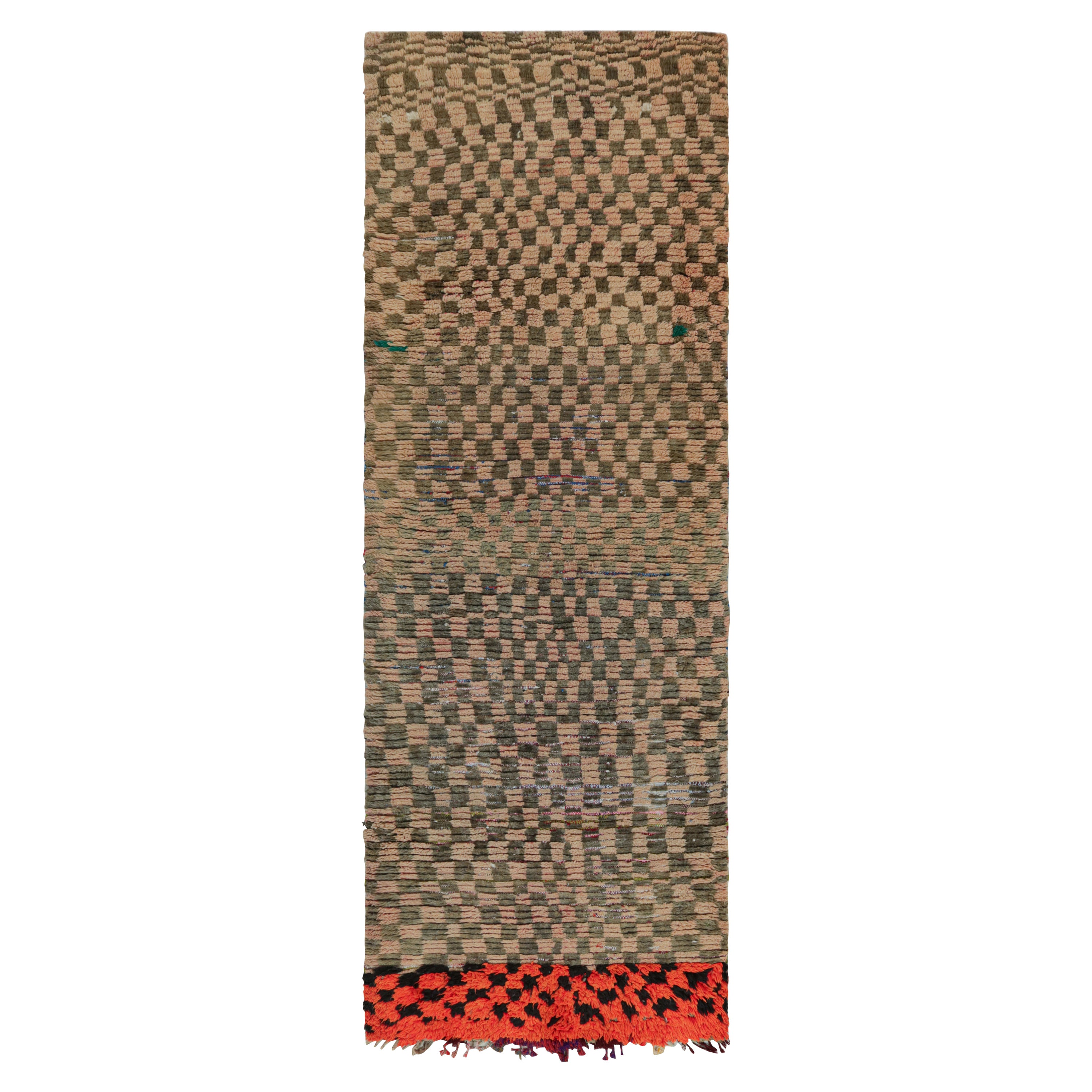 Tapis de course marocain Azilal des années 1950 à motifs tribaux polychromes par Rug & Kilim