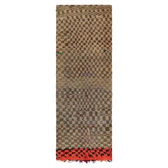 Tapis de course marocain Azilal des années 1950 à motifs tribaux polychromes par Rug & Kilim